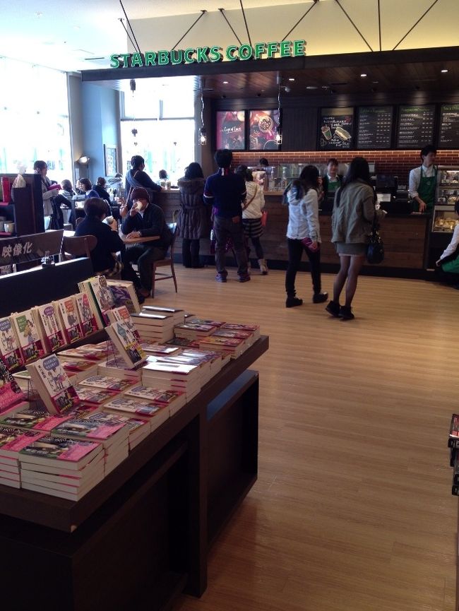 TSUTAYAの中、スタバの前。