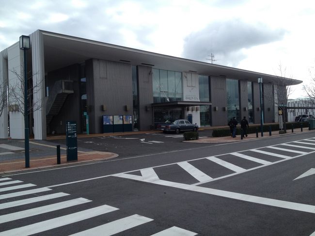 させぼ五番街の目の前にフェリーターミナルがありました。<br /><br />こちらもお洒落な建物です。<br /><br />こういう建物があると街の雰囲気が変わりますよね。