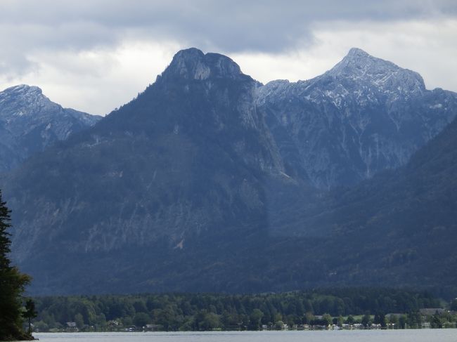 サウンドオブミュージックの映画で見た景色ですね〜！<br /><br />山なみの下の湖面近くの湖畔の風景がすごくいい！<br />湖畔と山の高低がよくわかります。