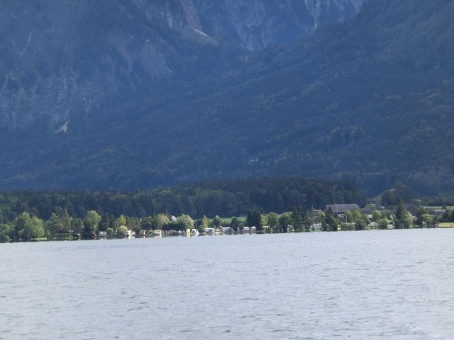 湖畔から山へと続くゆうだいな風景。