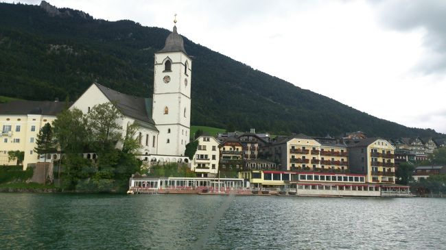 オペレッタで有名なホテル「イム・ヴァイセン・レッセル」が見えてきました。<br /><br />このホテルは東山魁夷さんも泊られて、紀行本にはその様子が詳しく書かれていました。私もこのホテルに泊るのが夢で、レイクビューを予約。<br /><br />しかし、レイク・ビュープランで泊られた方のクチコミをみると、なんと、<br />レイク・ビュープランのお部屋からは、湖は屋根と屋根の間から少しだけしか見えなく、がっかりしました。と書かれている。<br /><br />ホテルにメールで問い合わせると、当日にならないと分らないとの返事。<br />せっかくの連泊です。屋根をみてもつまらない！仕方なくキャンセル。<br /><br />ロケーションの良さそうな、ホテル・ピーターに変更。<br />ホテル・ピーターは問い合わせのメールの返事も早く、丁寧で親切でした。<br /><br />「白馬亭」は食事に行けばいいかな？で決着です。<br /><br /><br /><br />