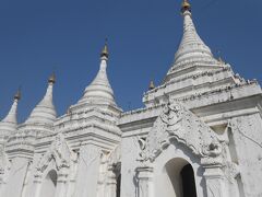 サンダムニ・パヤー、
白い仏塔が並んでいます。