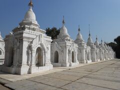 グドードォ・パヤー。
鮮やかな白が美しい729の小仏塔。
