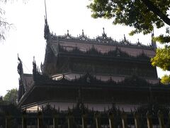 シュエナンドー僧院。
＞1880年、コンバウン朝のティーボー王は、
旧王宮内にあった父ミンドン王が過ごした建物を同地に移築し、
瞑想の場とした。
チーク材をふんだんに用い、
外壁、内部ともに精緻な木彫が施されている。
コンバウン朝時代の歴史的な木造建築として知られる。
塀越しに写真を撮って、適当なバスでホテルに戻ります。
