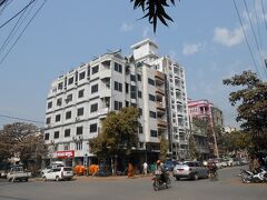 ナイロンホテルとガーデンホテルは隣合わせです。
挟まれているガーデンホテルには窓がないです。
手前がナイロンホテルで、後ろの茶色のがガーデンホテル、
もう一つガーデンホテルの後ろにくっついてホテル建設中。

