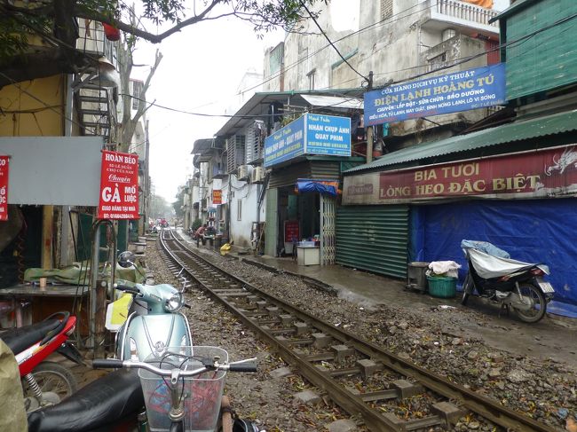 食後再び線路沿いに歩き始めます