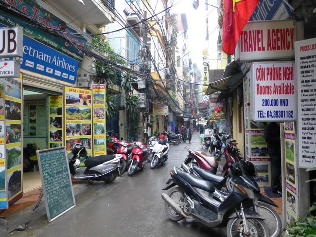 雨の降る路地を抜けながら<br />ハノイ大教会を目指します