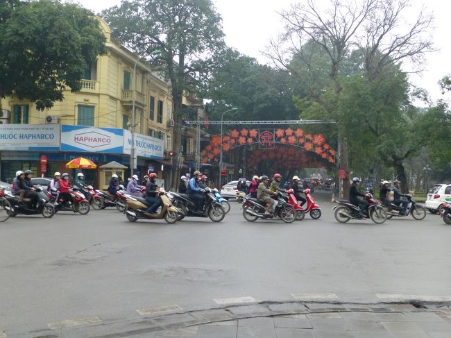 其の後ホアンキエム湖の南端の道へ<br />湖を回り込んで新市街へと向かいます