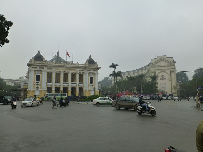 オペラハウス（パリを模して作られた）とも呼ばれる<br />市民劇場を眺めながら<br /><br />右の建物は7年前宿泊したハノイ・ヒルトン