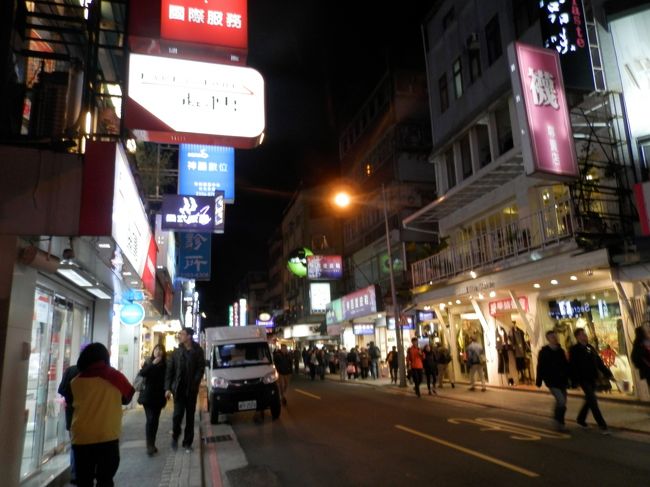 お腹空いたのでご飯ごはん！<br />歩いて永康街へ。<br />東門駅前の鼎泰豊本店はツアー客含めすごい行列！！<br />ほとんどが日本人でした。<br />