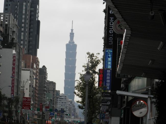 歩いて永康街方面へ。<br />台北101も隙間からひょっこり。