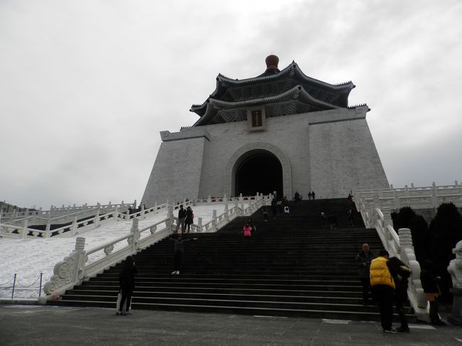 そこから歩いて中正記念堂へ。<br />永康街から15分くらいで着きます。<br />目的は衛兵交代式を見ること。<br />