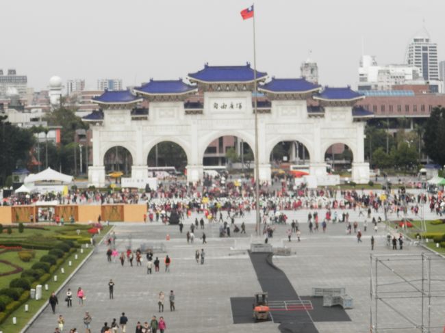 庭園もきれいで、眺めいいなぁ〜<br /><br />と、、まったりしてたら交代式の5分前だった。。