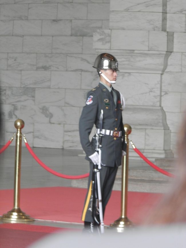 急いで行ってももう遅し。。<br />人だかりであまり見れず。<br />唯一とれた写真がコチラ。<br />なんだか盗撮みたい笑。