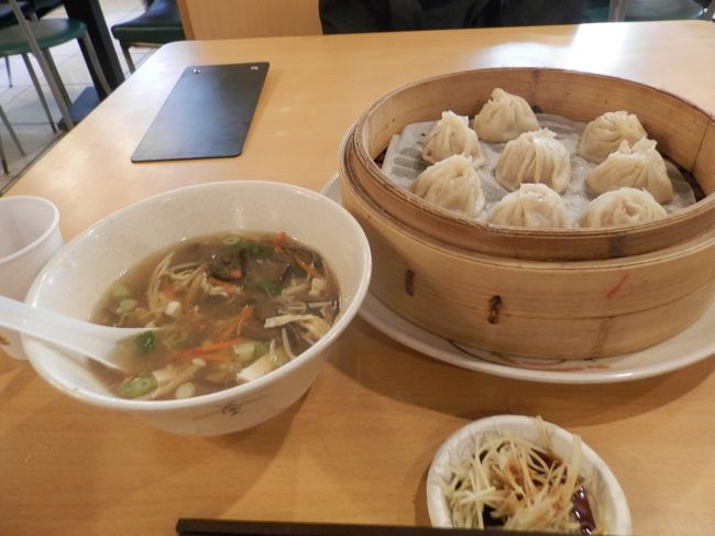 11：30くらいでしたが、並ぶことなく座れました。<br />お客さんもローカル中心といったところ。<br /><br />小龍包と酸辣湯。<br />王道です。<br />美味しかった！！<br />ただ、小龍包8個は一人だと多い＾＾；<br />鼎泰豊みたいにハーフサイズがあればいいのになぁ<br /><br />