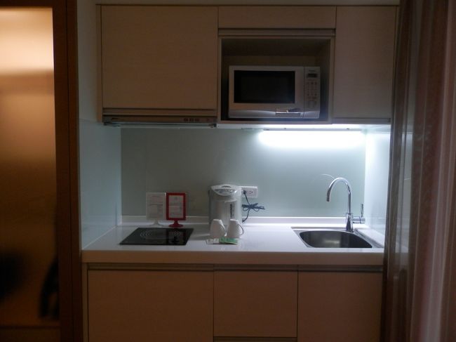 ミニキッチン。<br />使わないけど電子レンジがあると助かる。