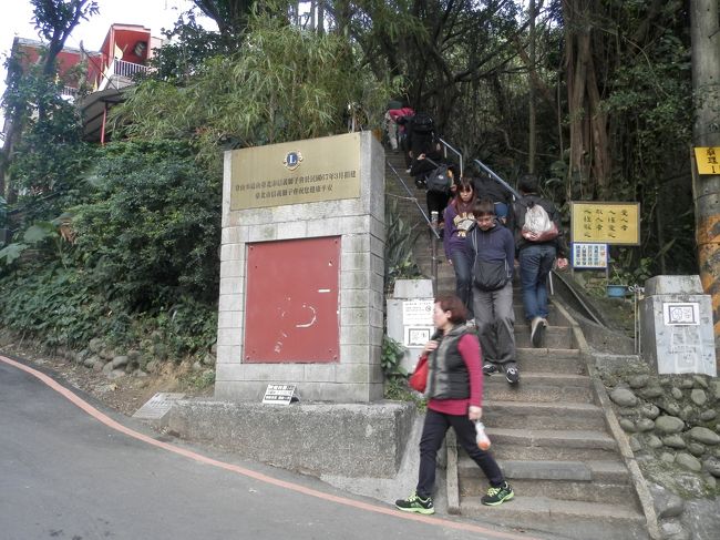 台北の街を一望できるというので「象山」へ。<br />信義線の終点です。<br /><br />これ、絶対に運動靴で行った方がいいです。<br />急な階段が長くて長くて。。<br />思ってたよりだいぶキツイ＞＜<br />昨年の9月に登ったスリランカのシーギリヤロックを思い出す＾＾；