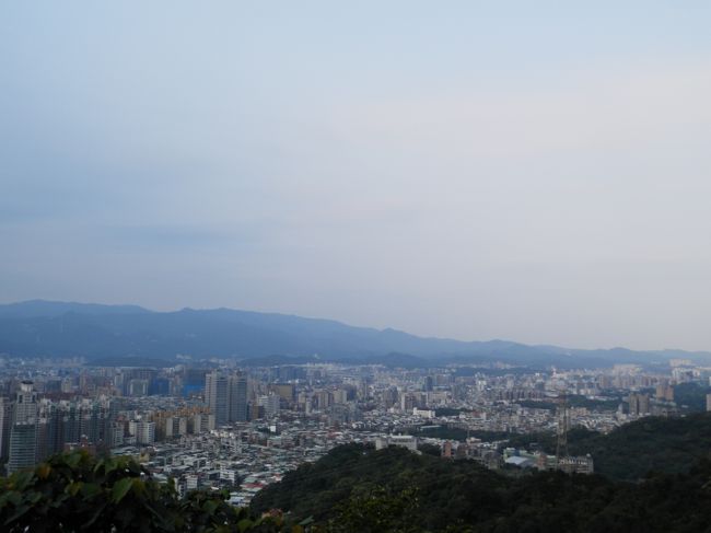 てっぺん。<br />空気が澄んでて気持ちいい〜<br />達成感でいっぱいです。<br /><br />欧米の方はビール飲んで酒盛りしてて、<br />ここでビール飲んだらどんなに気持ちいいかなと思いつつ<br />コケたらシャレにならないので止めときました。