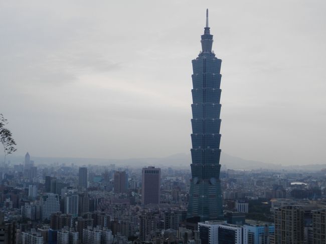 台北101側。<br />夕日とか夜景もきれいだろうな。<br />ただ暗い中ここまで登れる自信がない。