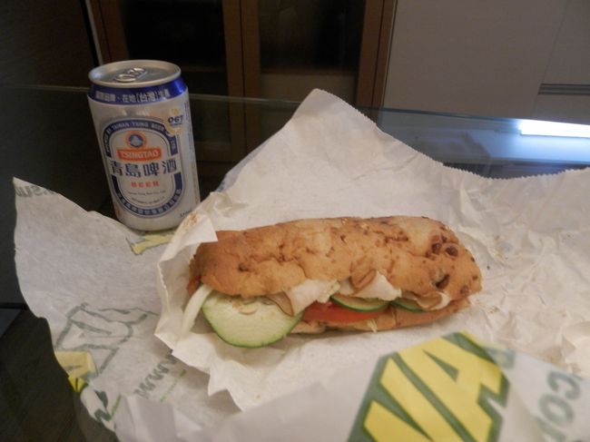 疲れ果てて、<br />すべて面倒だったので<br />サブウェイを持ち帰り。<br /><br />何気に一人旅あるあるなんじゃないでしょうか；