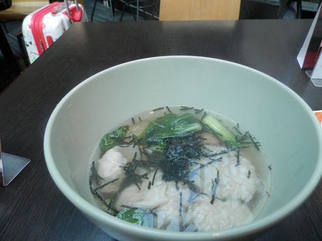 翌朝。<br />空港にて。<br />ワンタン麺を頂きました。<br />あっさり系で美味しかった〜<br /><br />短い期間なので物足りなかったけど、<br />「今」の台北を感じれたと思います。<br /><br />また戻ってくるぞ！！