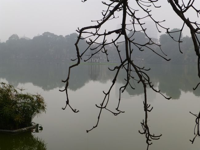 ホアンキエム湖東岸に戻って来ました