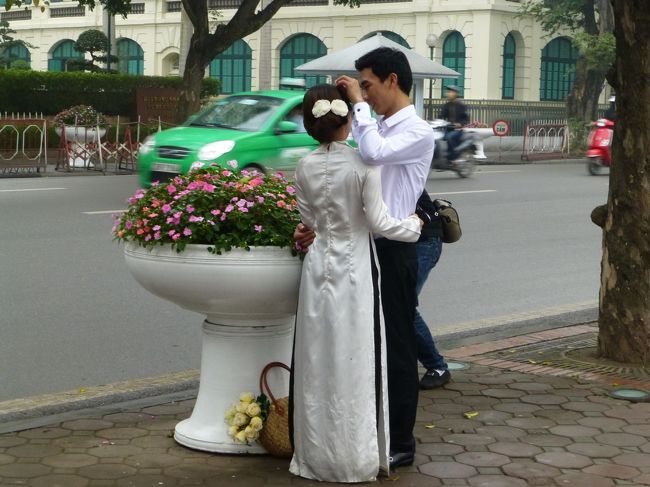 湖岸では結婚式の記念撮影が・・・