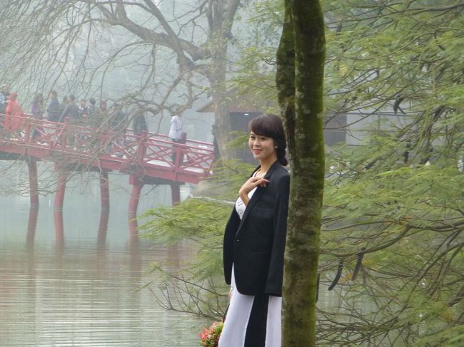 後ろ髪を引かれながら旧市街へ向かいます