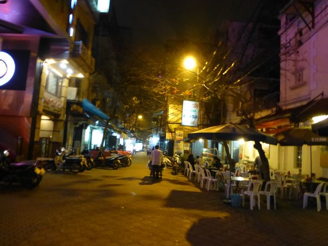 歩いてフォー・アム・トウックの食堂街を目指します<br /><br />ここはベトンナム料理の屋台街です<br /><br />雨でお客さんも少なめみたい