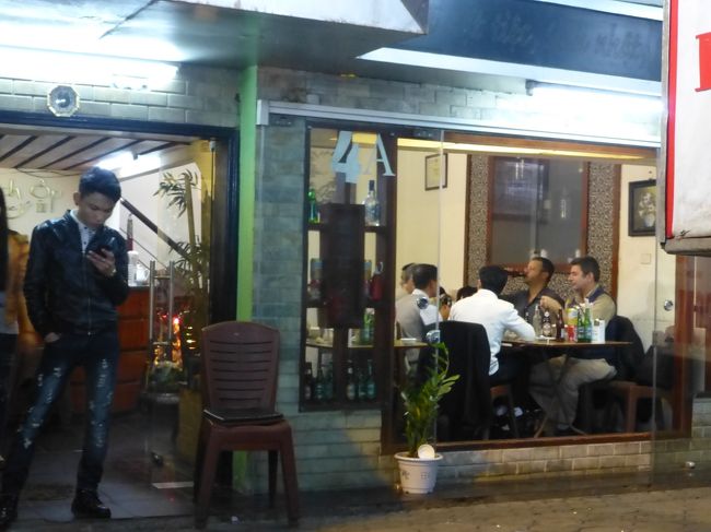 向かいの屋台では異邦人もビールで乾杯です