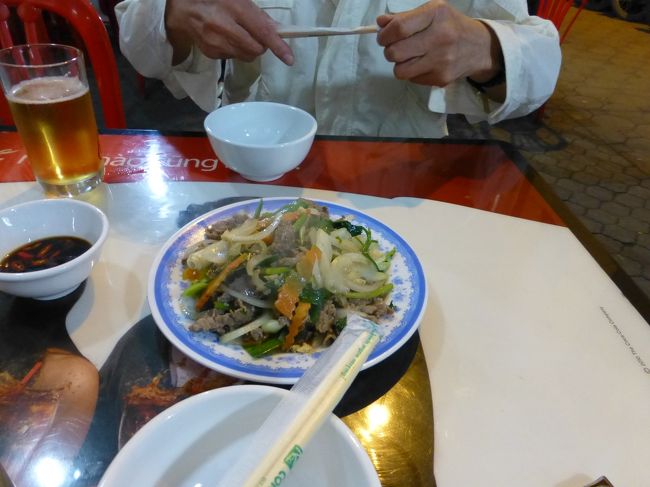 なんやら炒めを餌にオジンは寂しく夕食です<br /><br />スタッフに頼んで写してもらいます