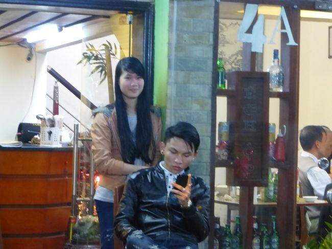 向かいの屋台のアベックもついでにパチリ<br /><br />雨の夜は更けていきます