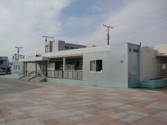 鷲津（わしづ）駅



該駅は、明治２１年（１８８８年）９月１日開業である。
本来、当初建設計画では、鷲津を経由せず旧東海道街道筋たる白須賀（しらすか）村経由を予定していたが、該村が鉄道通過を忌避した為に、急遽、現経路に決定されたとされているが、仮に、白須賀経由で設置された場合、登攀勾配は２２‰以下での設置は避けられず、当時の蒸気機関車の性能上、可能な限り勾配を忌避する必要性が高く、故に、現行経路に決定されたと言うのが、けだし真相であろうと推定される。
該駅開設当時、該駅付近より現在の新所原駅付近一帯は人家が殆ど存在せず、それ故、該駅開業後に於いて客貨共に利用が伸び悩んだ事から、逓信省鐵道庁は、明治２５年（１８９２年）８月に該駅廃止を決定し地元に対し内示して来た。
該報を知り驚愕した地元吉津村は、利用者増加策として、取敢えず、村民に濱松まで往復乗車を奨励させ、毎日実行させが、他方、日清間国交関係悪化に伴う、開戦を策定していた帝國陸軍参謀本部は、該報を受け審議した結果、該駅廃止に拠り、舞坂（現 舞阪）-豊橋間２６．１ｋｍに途中停車場が存在せず、１閉塞となる事で、列車交換が不可能になるばかりで無く、戦時輸送体制上、好ましからぬ事態を憂慮し該駅廃止に対し猛反対した事から該案は自然沙汰止みとなった。
該駅存続が決定した事を受け、吉津村では、翌明治２６年（１８９３年）４月に該駅開業以来仮建築だった駅本屋を新築献納し第２代目駅本屋が竣工した。
戦後、昭和２８年（１９５３年）７月２１日に、浜松-名古屋間が電化される迄、当該地区では、下り列車は新居町付近より台地に向け登り勾配を登攀する為に全速前進しながら進行させていたが、当時の特別急行列車と言えども、新所原通過直前は息切れ状態で時速３０ｋｍ前後の速度まで低下していた事から、当初計画通り、白須賀経由で設置された場合、登攀用補助蒸気機関車の後押を要する区間として、東海道本線の隘路の１箇所になっていたに相違無い。
鷲津が繁栄の基礎となったのは、明治４０年（１９０７年）８月１３日附で、現在の浜名湖遊覧船の前身企業たる濱名湖巡航船が創設され、該駅裏手に存在した鷲津港を基点に、浜名湖各地への連絡航路拠点となった事で、該駅が連絡船連絡駅になった事が発端で乗換客の為に店舗が出現する事で、当時の濱名郡西部に於ける繁栄地の嚆矢となった。
更に、浜名湖湖面が一部埋立てられ、昭和４年（１９２９年）４月に、富士瓦斯紡績鷲津工場が開設され、１０００名以上の者が居住する様になり、該駅前は開業当時とは全く異なった姿を呈する様になった。
現在では、該駅付近は湖西市中心地である。
http://railway.jr-central.co.jp/station-guide/shizuoka/washizu/index.html