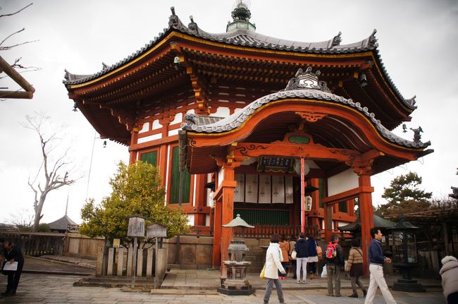 まずは興福寺へ向かう。写真は重要文化財「南円堂」。江戸時代に再建しているそうだけどめちゃめちゃ綺麗。