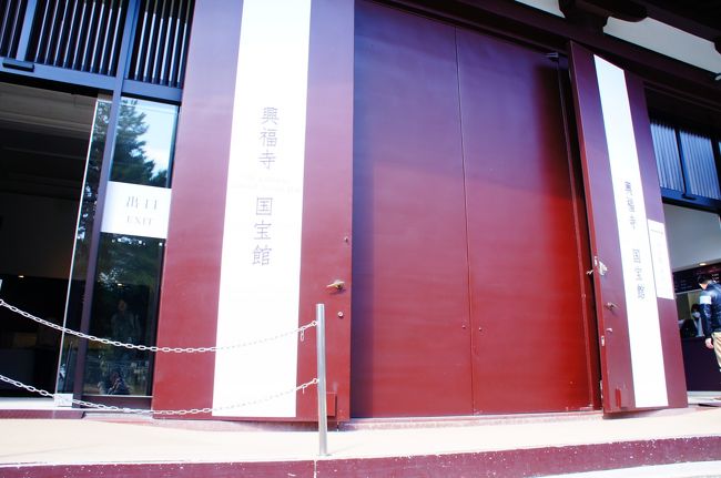 駆け込んだ国宝館では仏像を堪能。<br /><br />「阿修羅像」もこちらでご対面。<br />ただそのほかにもたくさんの魅力的な仏像が・・<br />建物内ほぼ中央にある「木造千手観音菩薩立像」は5メートルほどあり圧巻。<br />思わず背筋を正したくなるような厳かな空気。<br /><br />そして出るころには雪も止みもとのお天気に。<br />リアル「地獄に仏」体験させていただきました。なかなかないね、人生で。