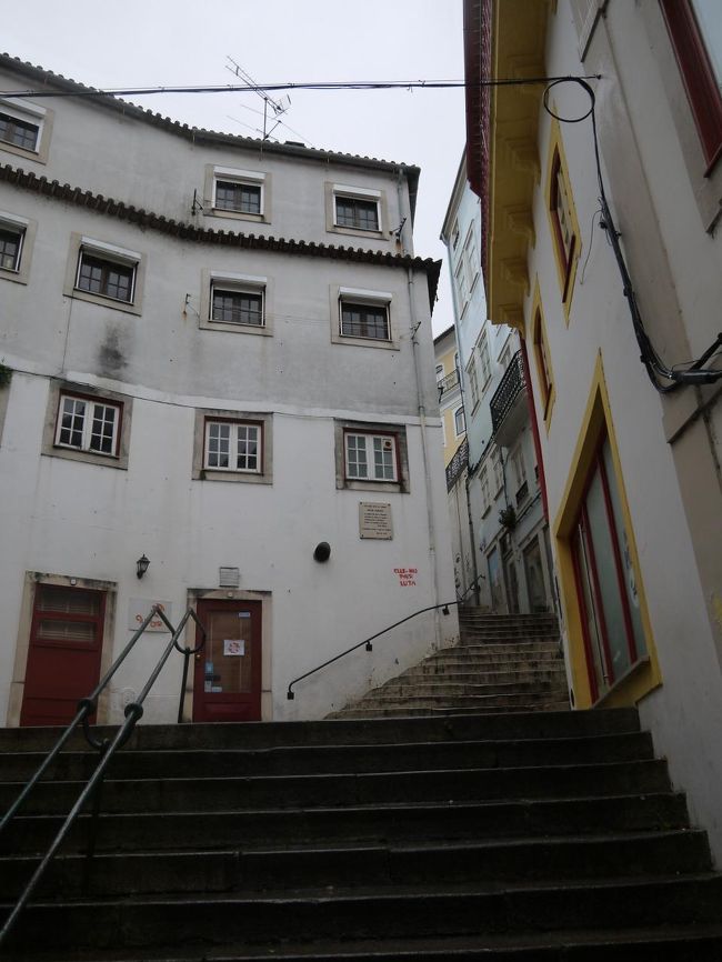 コインブラも坂の街。<br />ポルトガルって坂の街多い。<br />急な階段を上がっていくと…<br />
