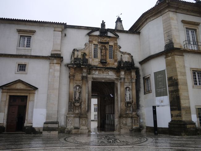 それまでに他の所を見ておけってことみたい。<br />ということで昨日も来た「鉄の門」。<br />この門はまたの名を「無情の門」。<br />この門を入ると、厳しい勉学の時間となるからだとか。<br />この門はマヌエル様式で造られながらルネッサンスを感じさせる。