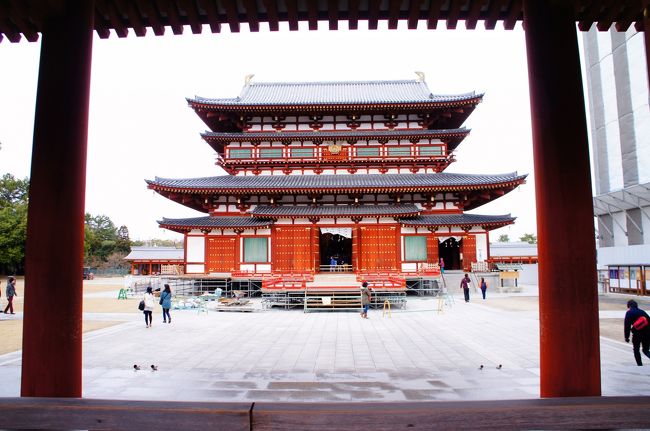 金堂<br /><br />右にチラ見えしているのは東塔