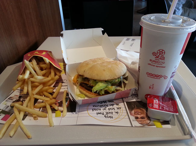 お昼はマック。オーダーはチケットを先に購入して店員に渡す仕組み