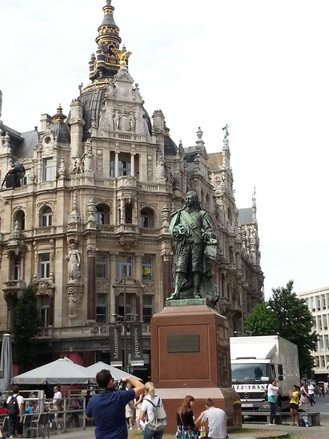 大聖堂までは、買い物天国。おしゃれなショップが多く建ち並ぶ。大聖堂を見学する予定がショッピングに変化してしまう