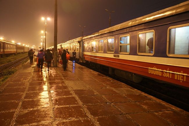 ラオカイ行きの夜行寝台列車です。<br />寝台車は４人用のコンパートメントでカーテンが有りませんでした。<br />