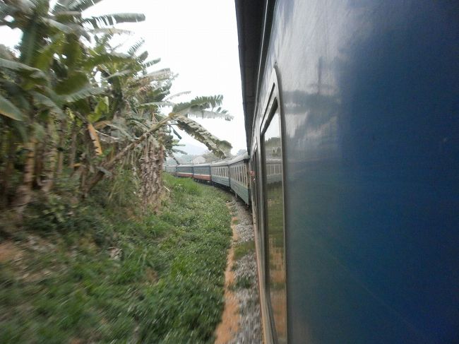 何両編成か分かりませんが、相当に長い列車です。