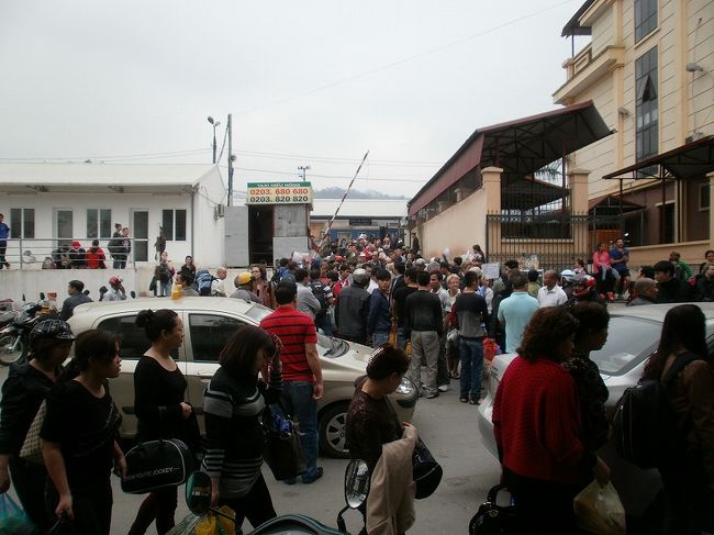 ラオカイ駅です。<br />列車は２時間遅れでした。<br /><br />駅にはバイタク、タクシー、ホテルの客引きが沢山います。<br />