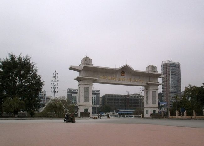 ラオカイへ到着後、直ぐにバイタクで国境地点へ行き、ベトナム、中国のパスポート　チェックを受けました。<br /><br />ベトナムの出口です。<br />この手前にベトナムの入出国事務所があります。先には国境の橋があります。<br />