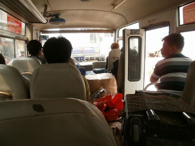 バスの中です。道路沿いの町村間の物資の輸送もやってるので、通路には荷物がいっぱいで、バスの後部、屋根にも積みます。<br /><br />元陽まで６時間半掛かりましたが、道路の半分はガタガタの道路で、きついのを我慢して、安全ベルトを締めました。<br /><br />