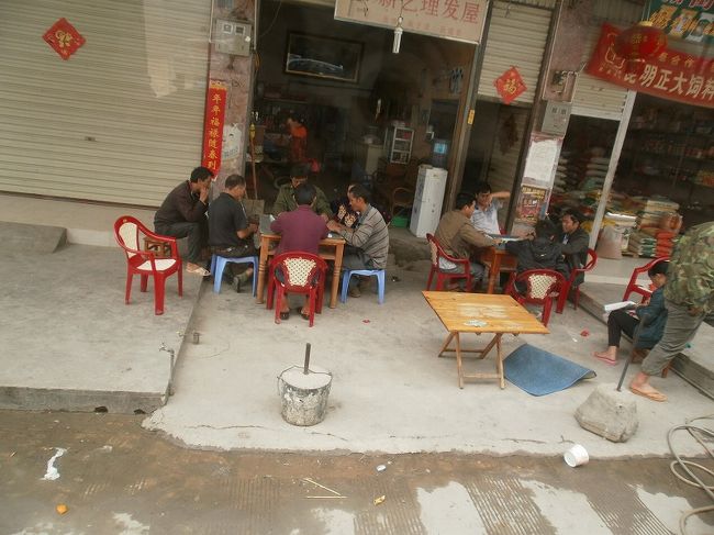 通り過ぎる町を見てると、中国らしくマージャンをしている人が沢山います。