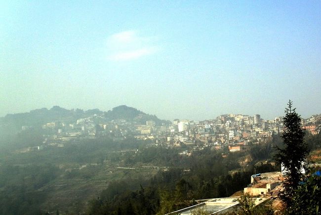 元陽（新街鎮）の山の上の棚田へアクセスする町が見えます。<br />ここは古い町です。<br /><br />元陽には新しい町の元陽（南沙）があり、そこから急坂を１時間掛けて上ってきました。<br />