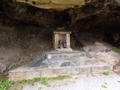 イヌガン

与那国の女王がいたとされる要塞みたいな岩ティンダハナの近くにある洞窟。猛犬と女が一緒に住んだって伝説があるらしい。

