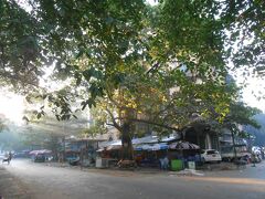 歩いてボータタウン・パヤーに来ました。

