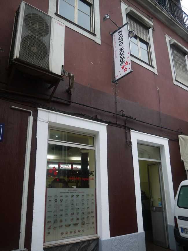 その名もkyoto house<br />しかし、日本というより中国っぽい絵だなぁ…と思ってガイドブックを見るとちょうどこの場所に中華料理レストランの名前が。